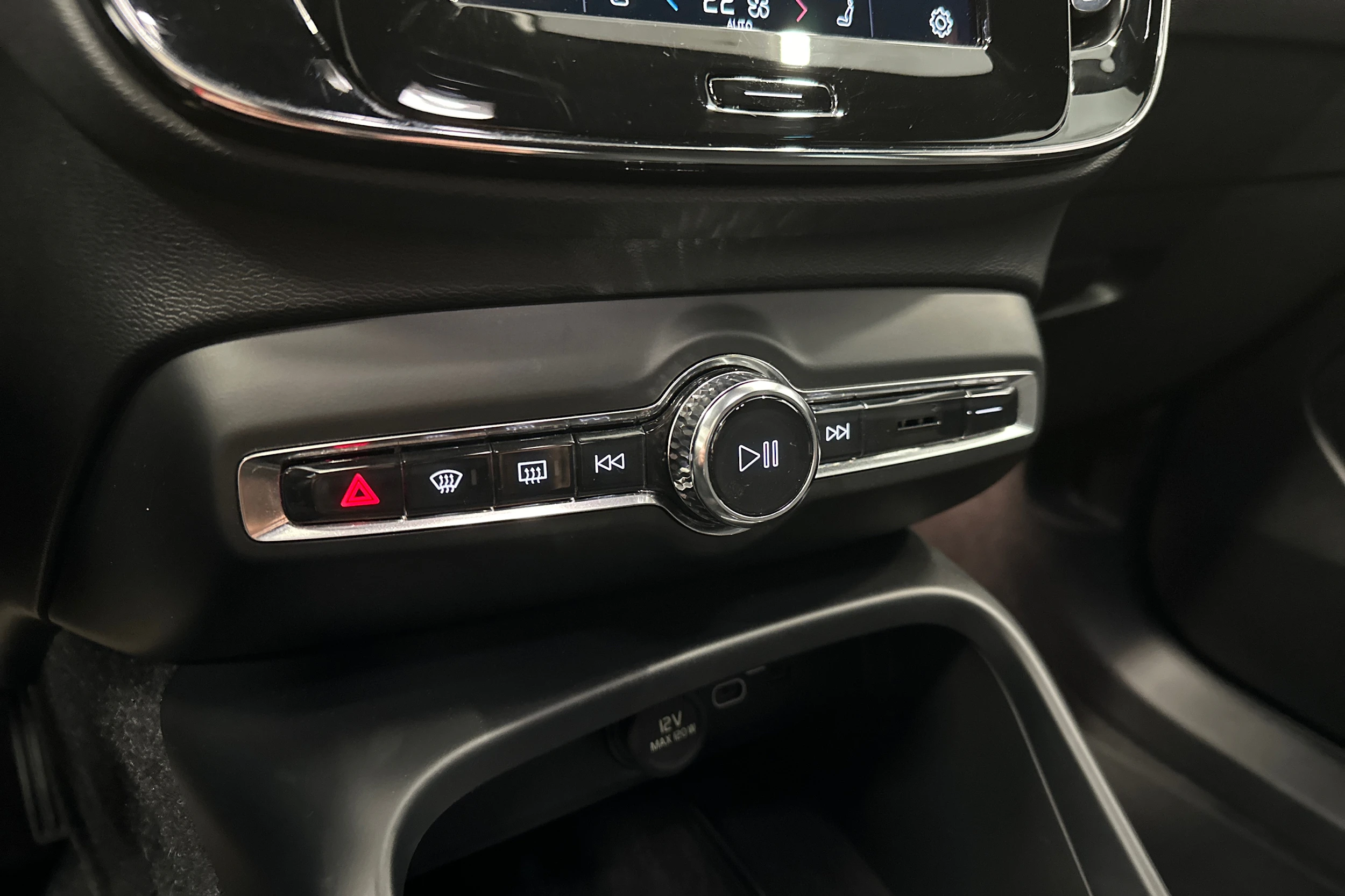 musta Volvo XC40 2023 kuva 22.