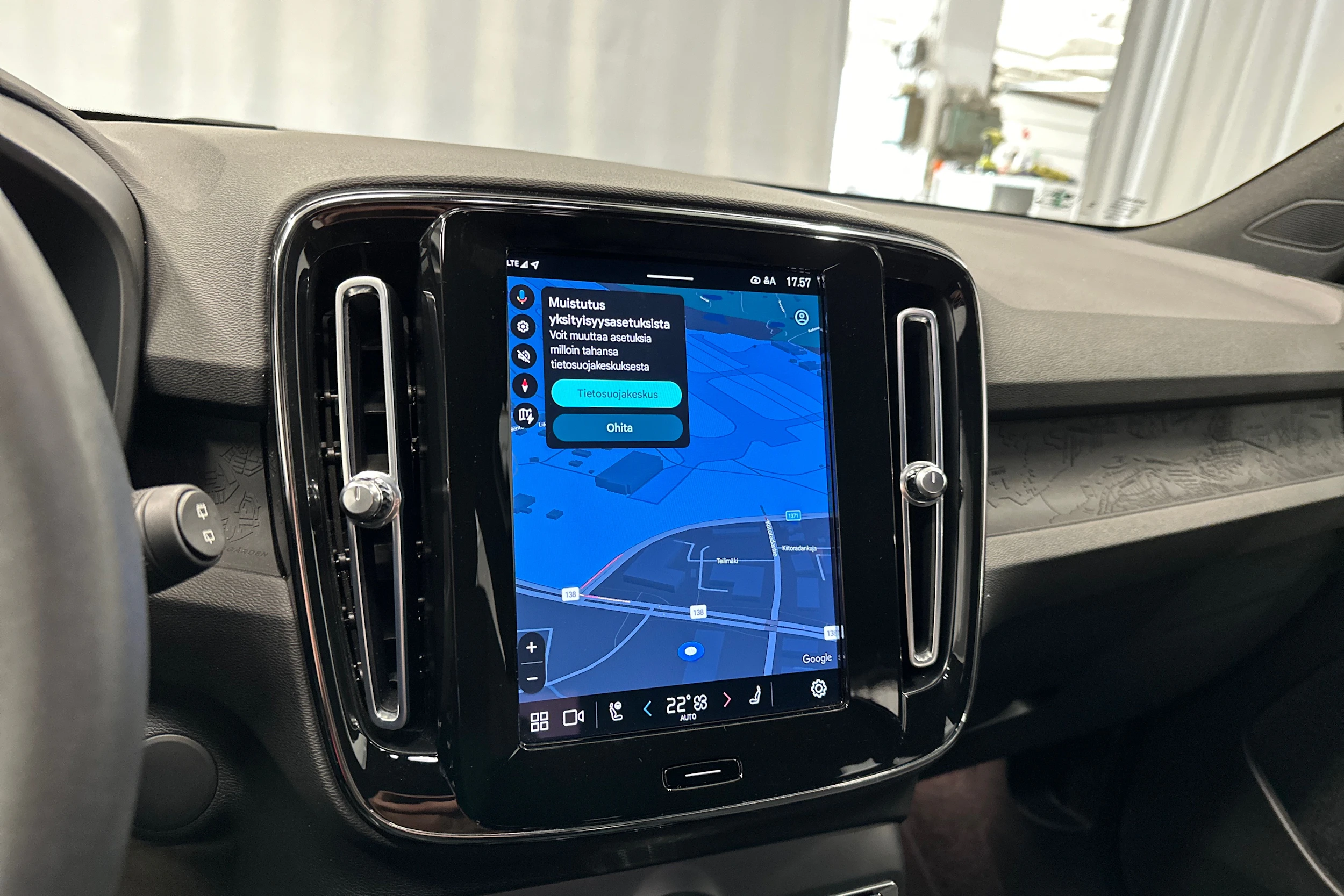 musta Volvo XC40 2023 kuva 23.