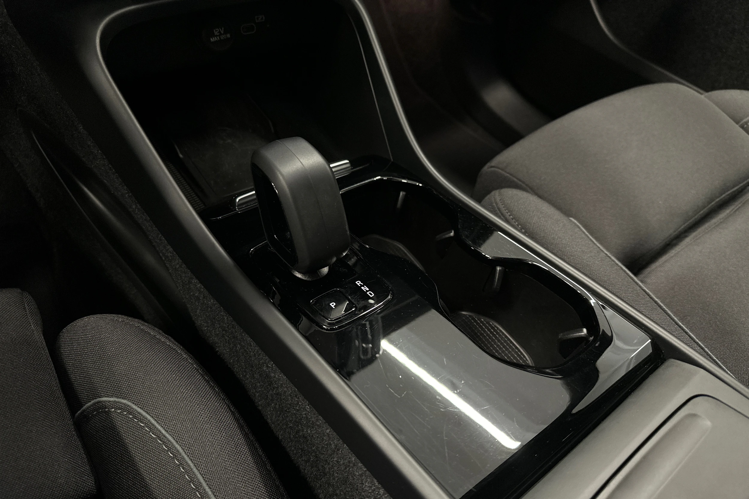 musta Volvo XC40 2023 kuva 24.