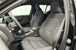 musta Volvo XC40 2023 kuva 25.