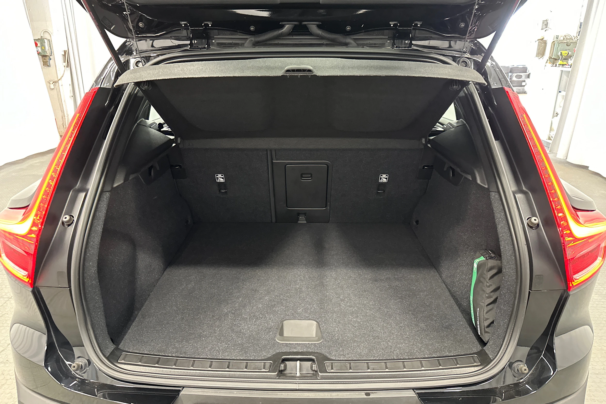 musta Volvo XC40 2023 kuva 26.