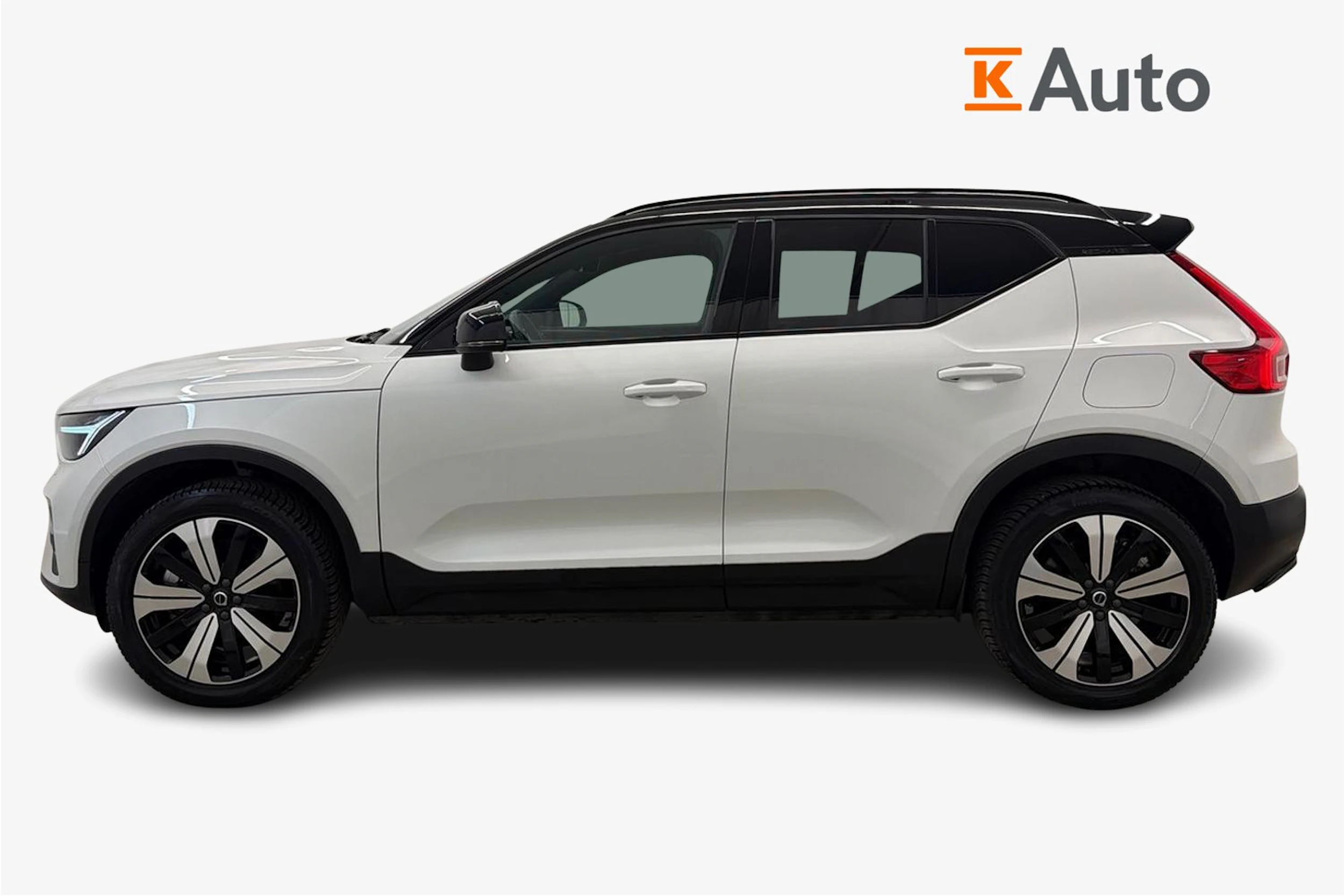 valkoinen Volvo XC40 2023 kuva 5.
