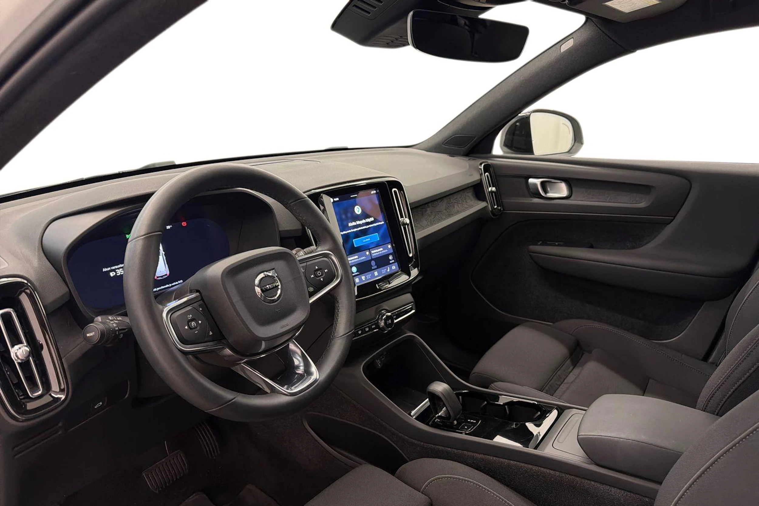 valkoinen Volvo XC40 2023 kuva 6.
