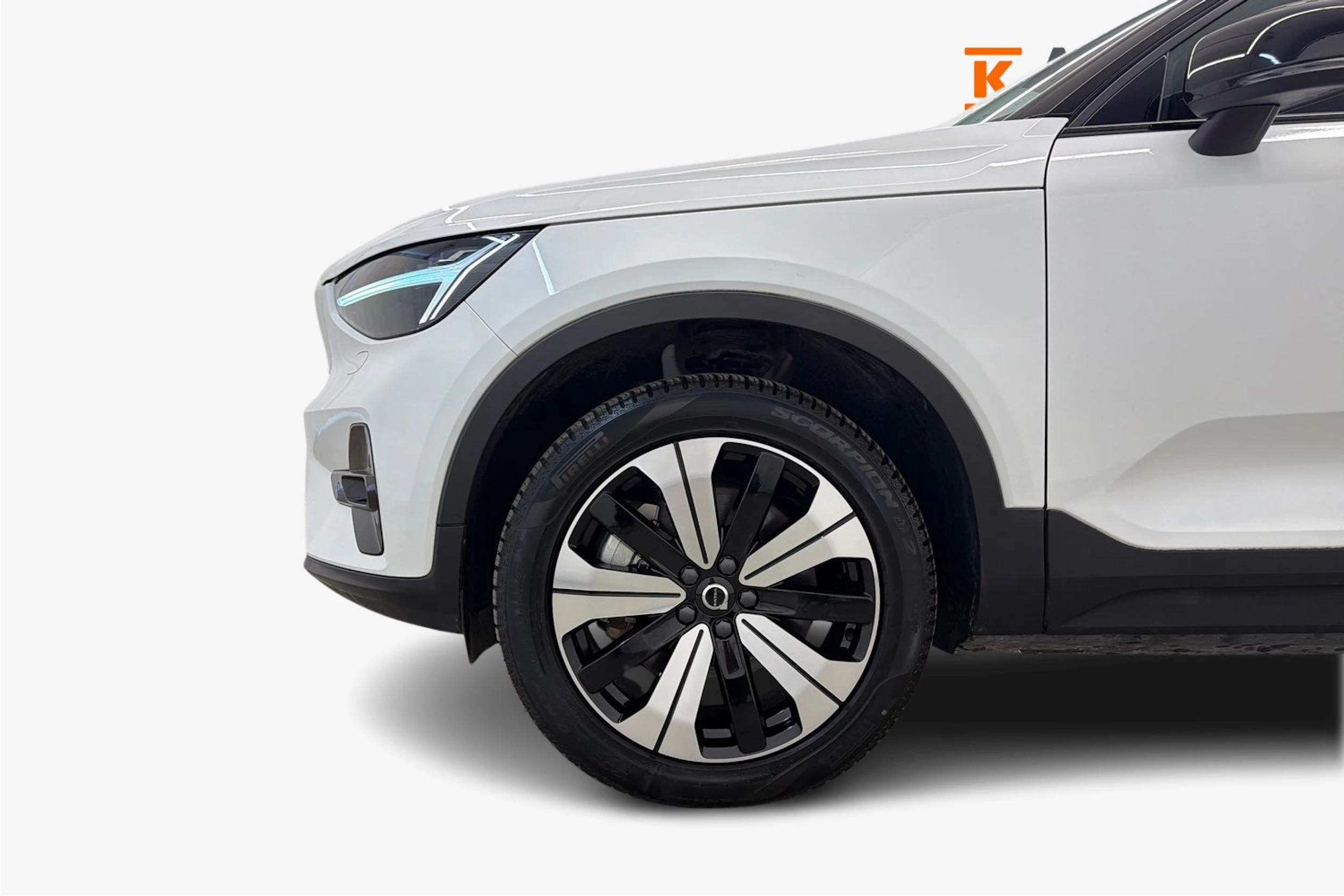 valkoinen Volvo XC40 2023 kuva 9.