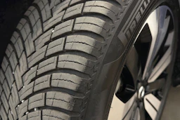 valkoinen Volvo XC40 2023 kuva 10.