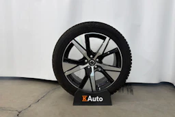 valkoinen Volvo XC40 2023 kuva 11.