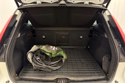 valkoinen Volvo XC40 2023 kuva 13.