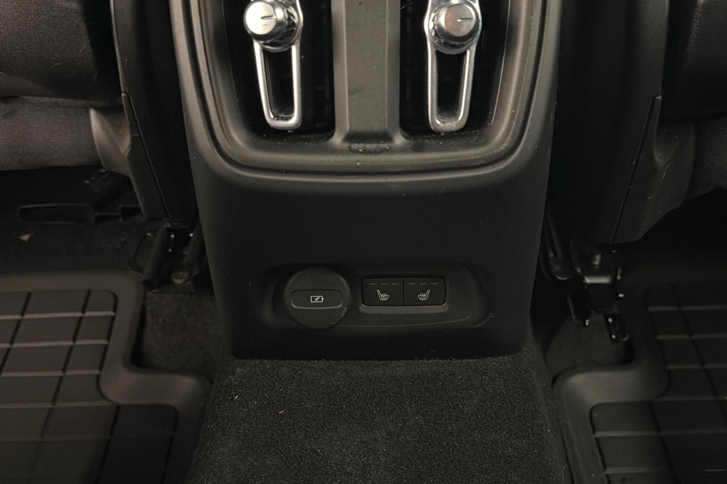valkoinen Volvo XC40 2023 kuva 15.
