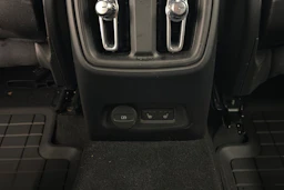 valkoinen Volvo XC40 2023 kuva 15.