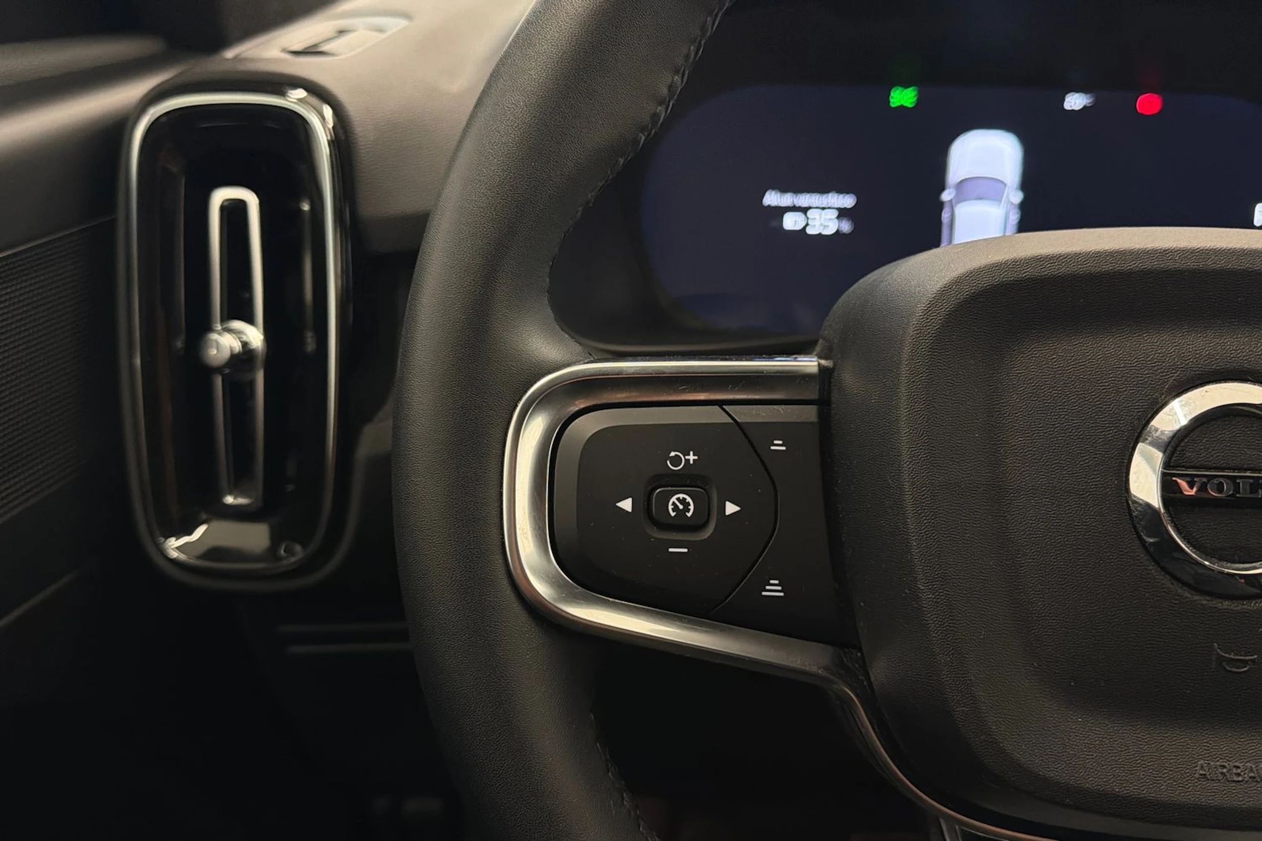 valkoinen Volvo XC40 2023 kuva 19.