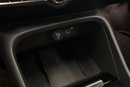 valkoinen Volvo XC40 2023 kuva 22.