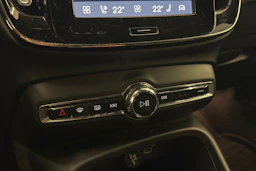 valkoinen Volvo XC40 2023 kuva 23.