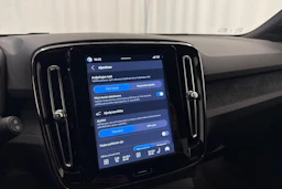 valkoinen Volvo XC40 2023 kuva 26.