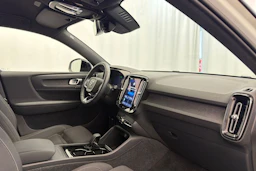 valkoinen Volvo XC40 2023 kuva 30.