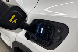 valkoinen Volvo XC40 2023 kuva 33.