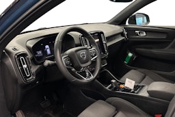 sininen Volvo XC40 2023 kuva 3.