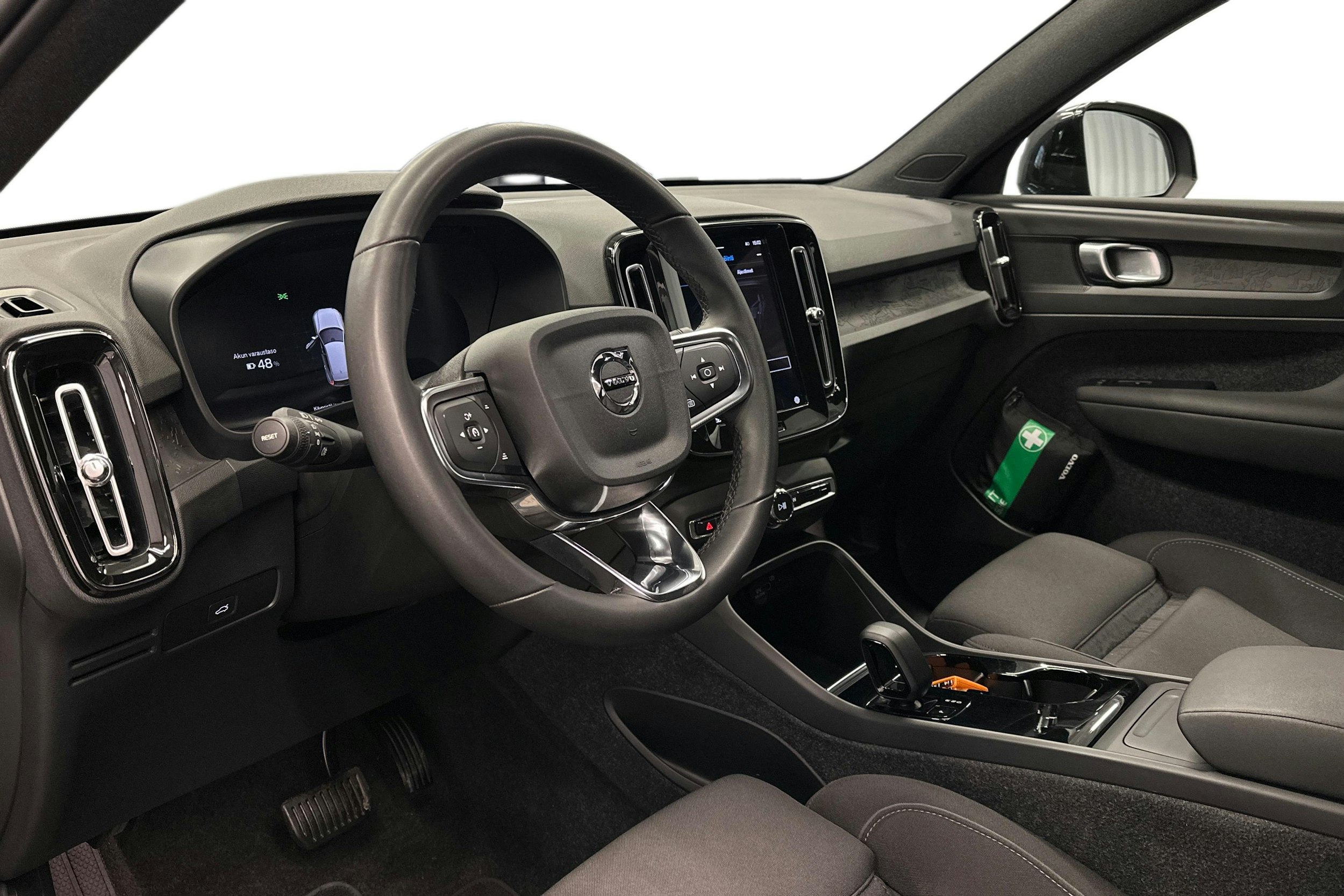 sininen Volvo XC40 2023 kuva 7.