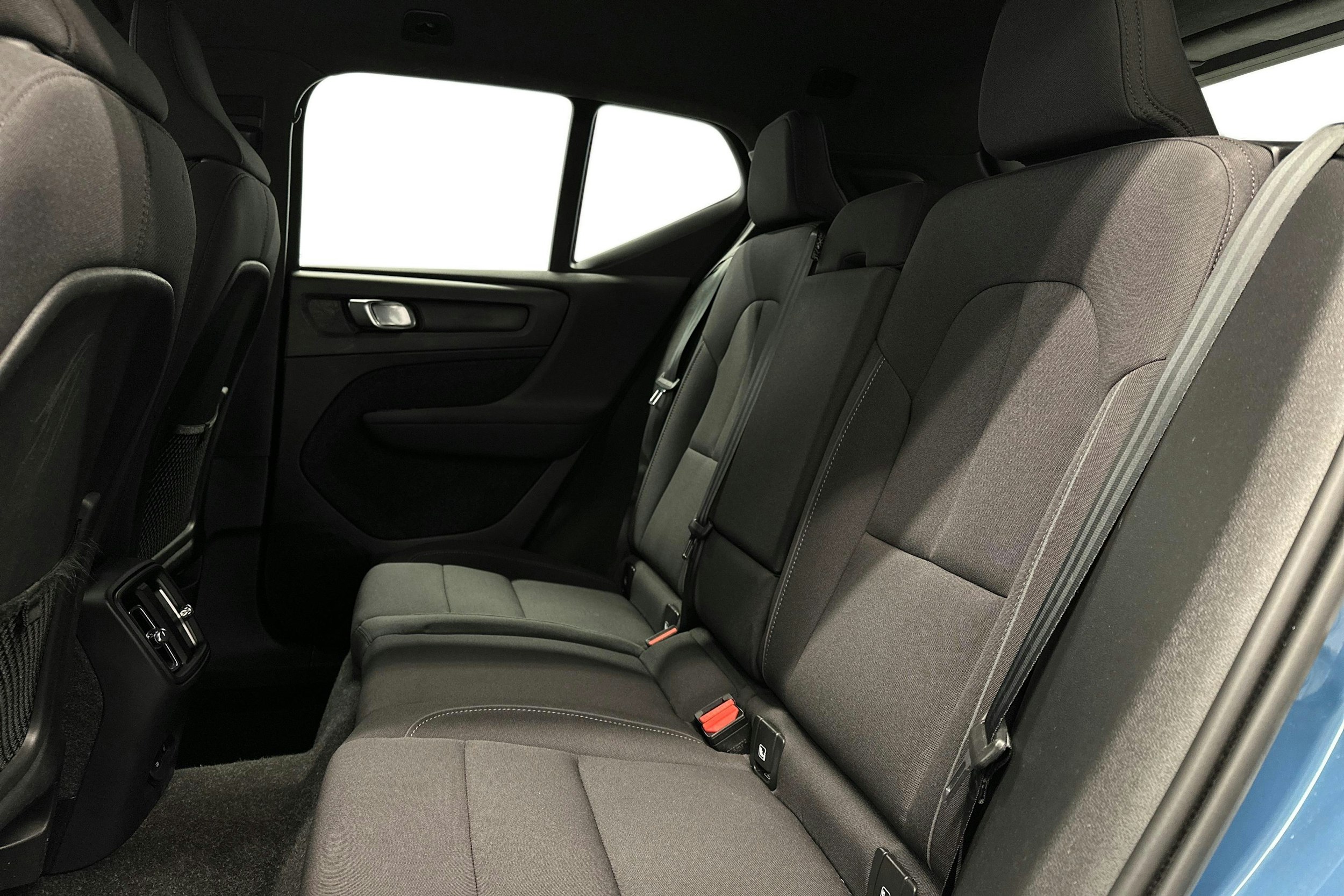 sininen Volvo XC40 2023 kuva 10.