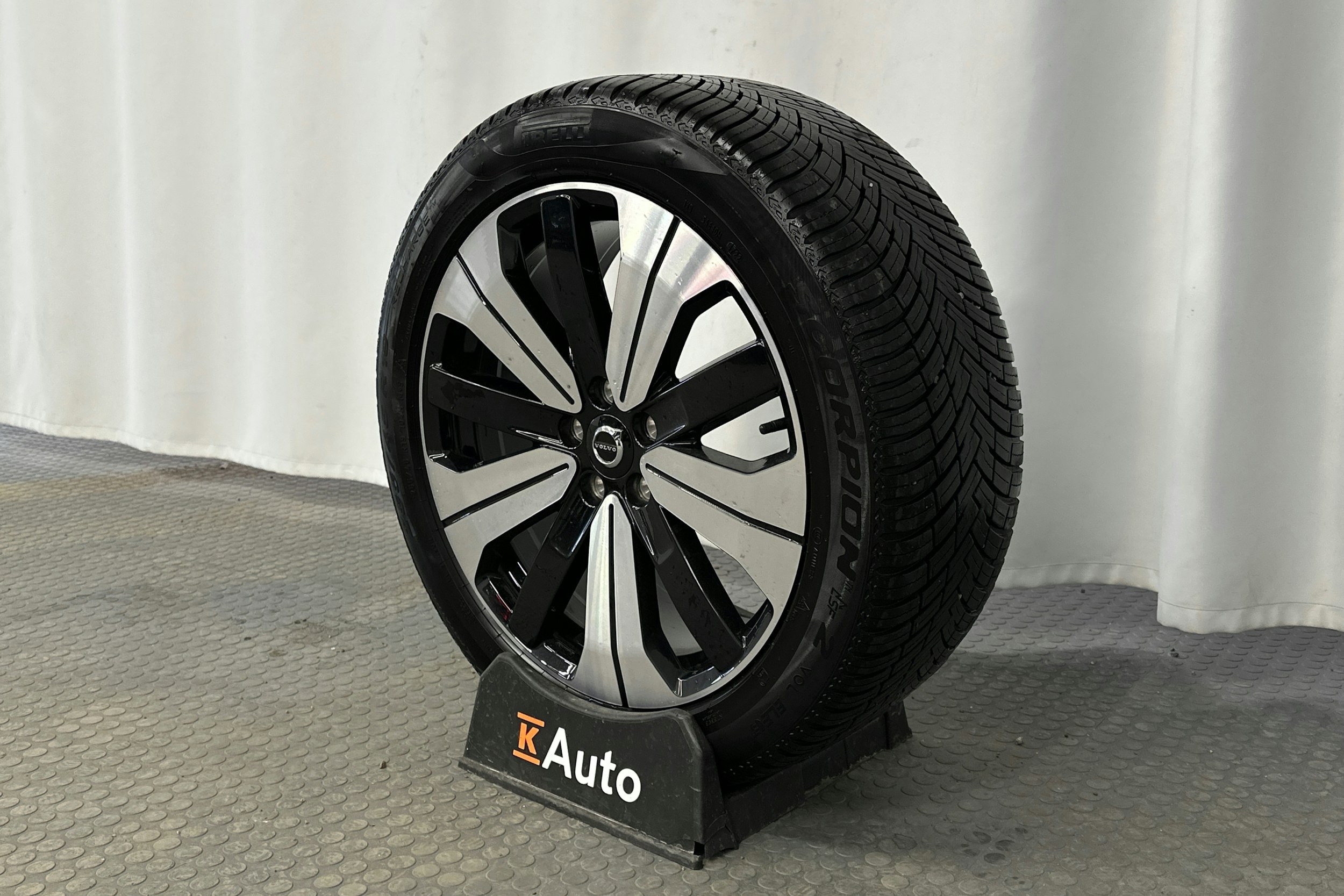 sininen Volvo XC40 2023 kuva 13.