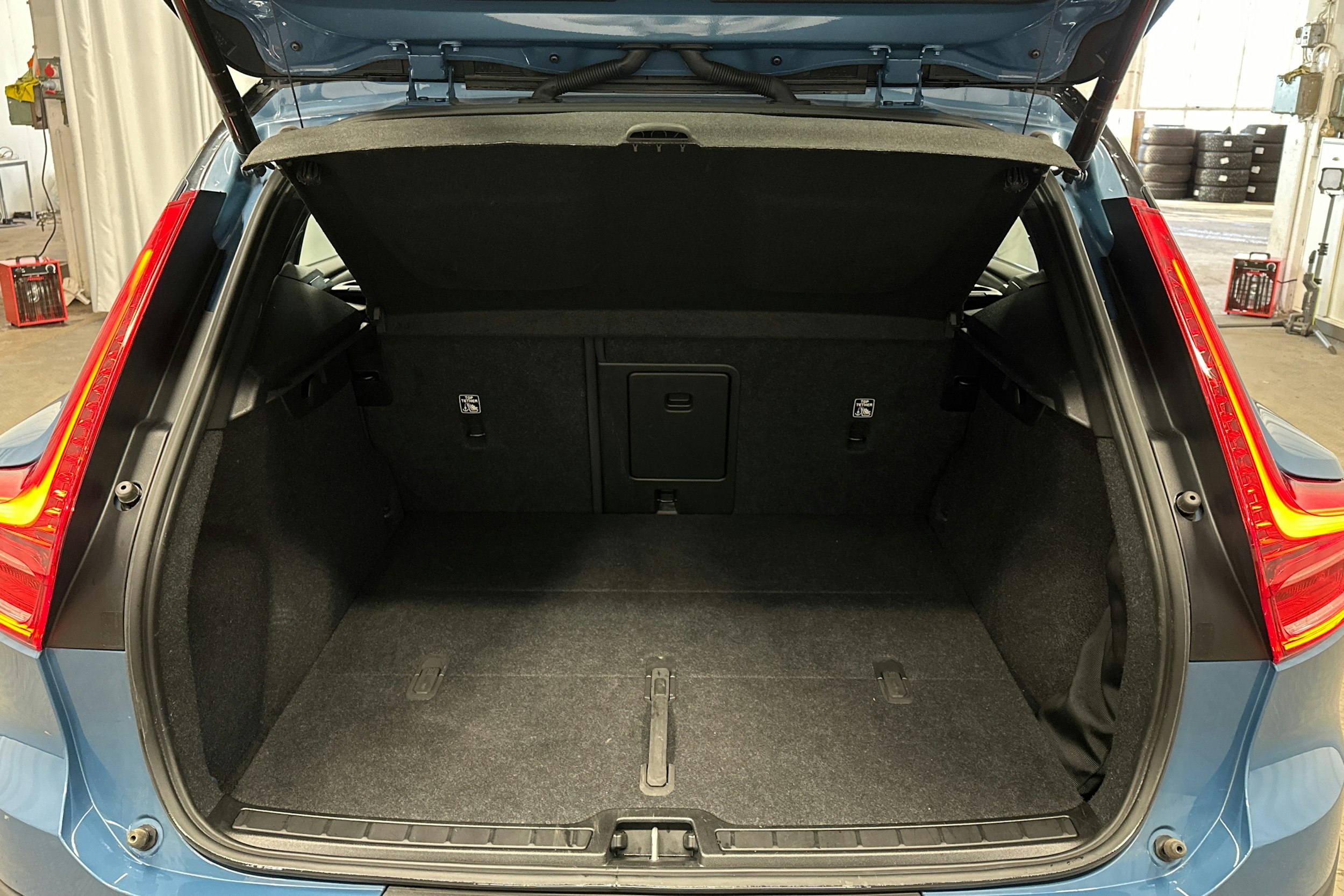 sininen Volvo XC40 2023 kuva 14.