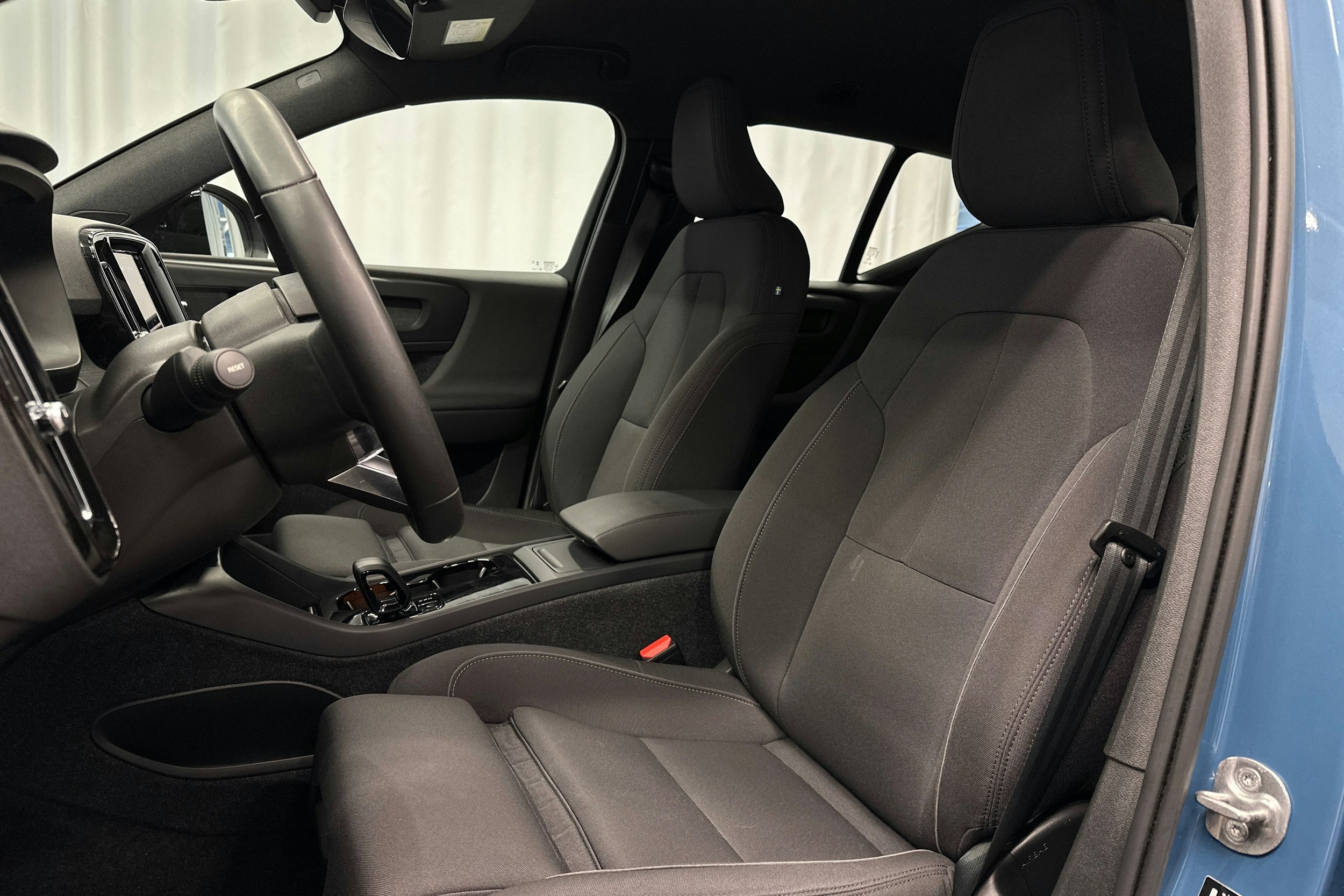 sininen Volvo XC40 2023 kuva 16.