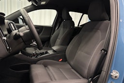 sininen Volvo XC40 2023 kuva 16.