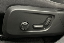 sininen Volvo XC40 2023 kuva 17.