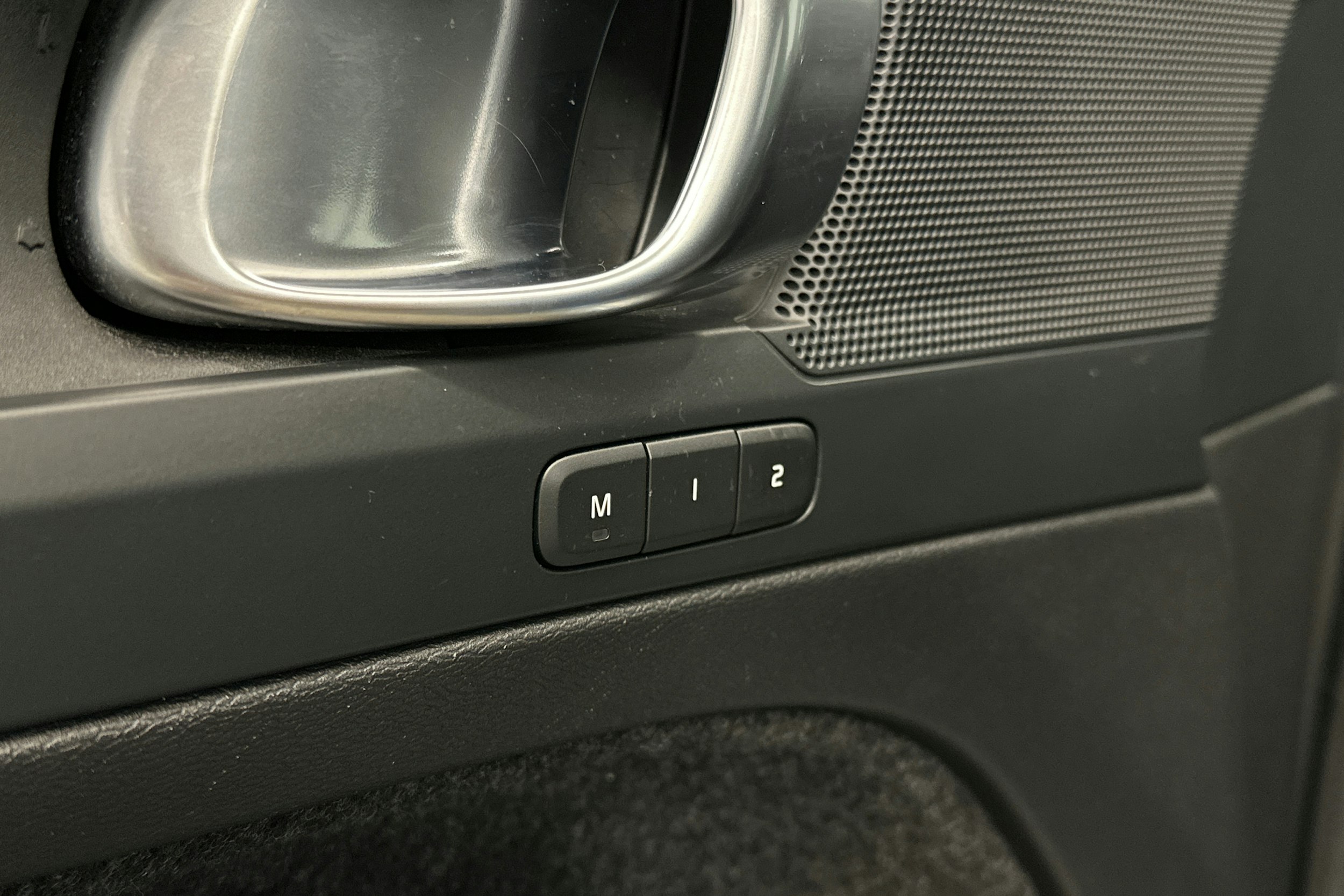 sininen Volvo XC40 2023 kuva 18.