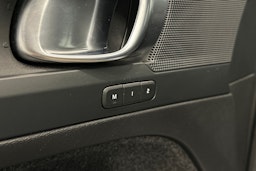 sininen Volvo XC40 2023 kuva 18.