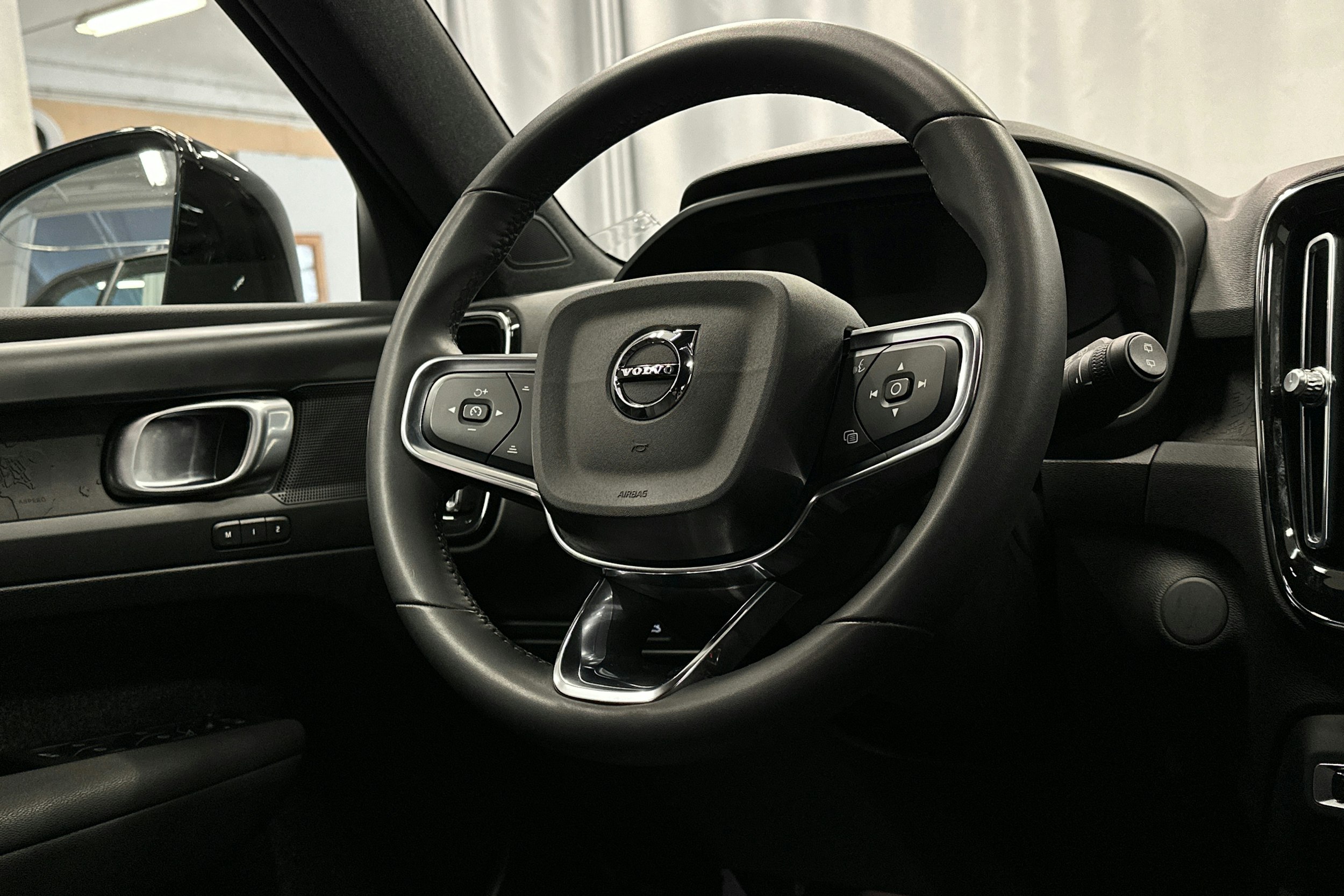 sininen Volvo XC40 2023 kuva 19.