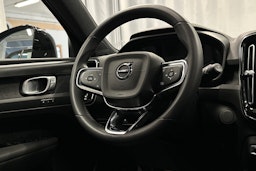 sininen Volvo XC40 2023 kuva 19.