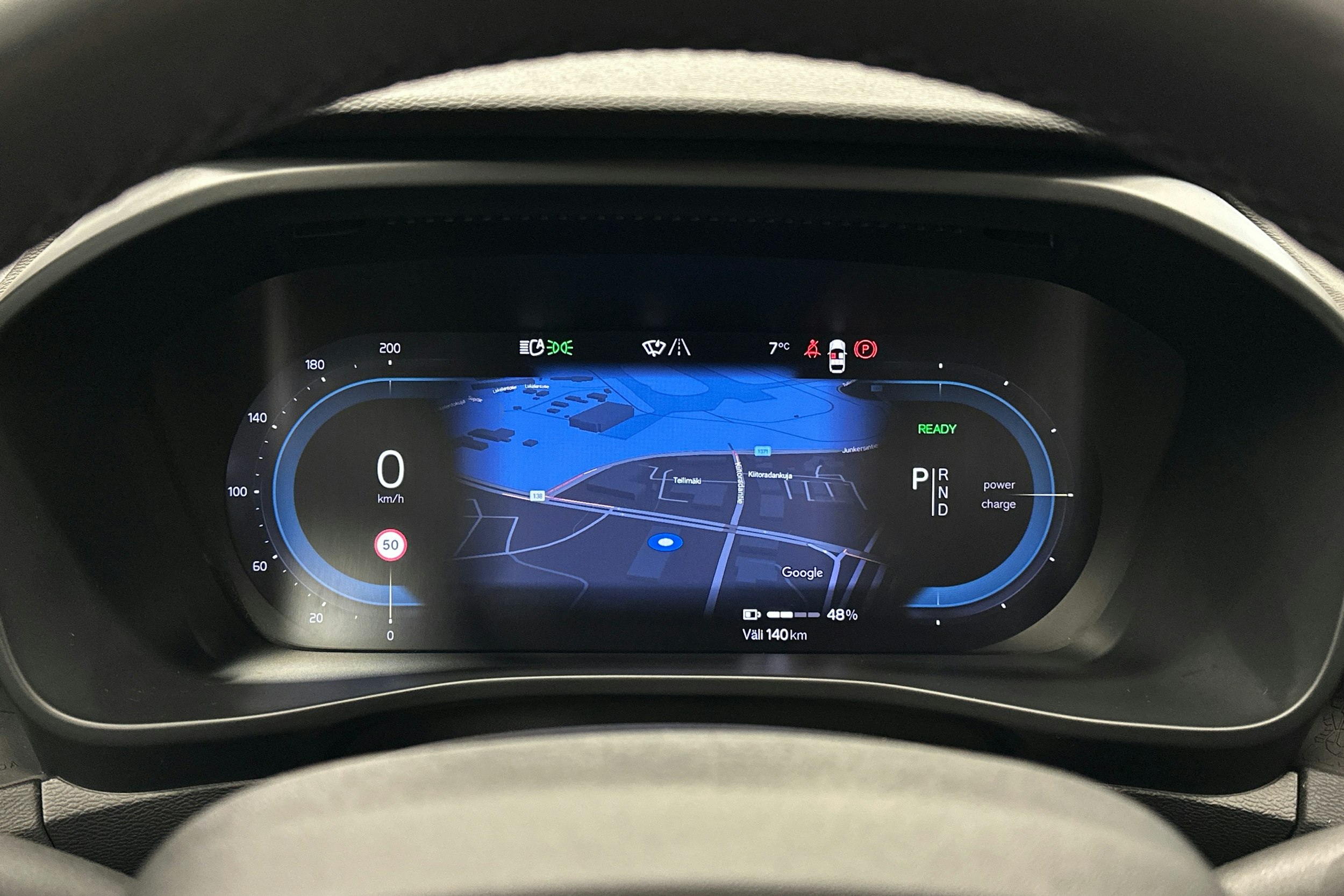 sininen Volvo XC40 2023 kuva 22.