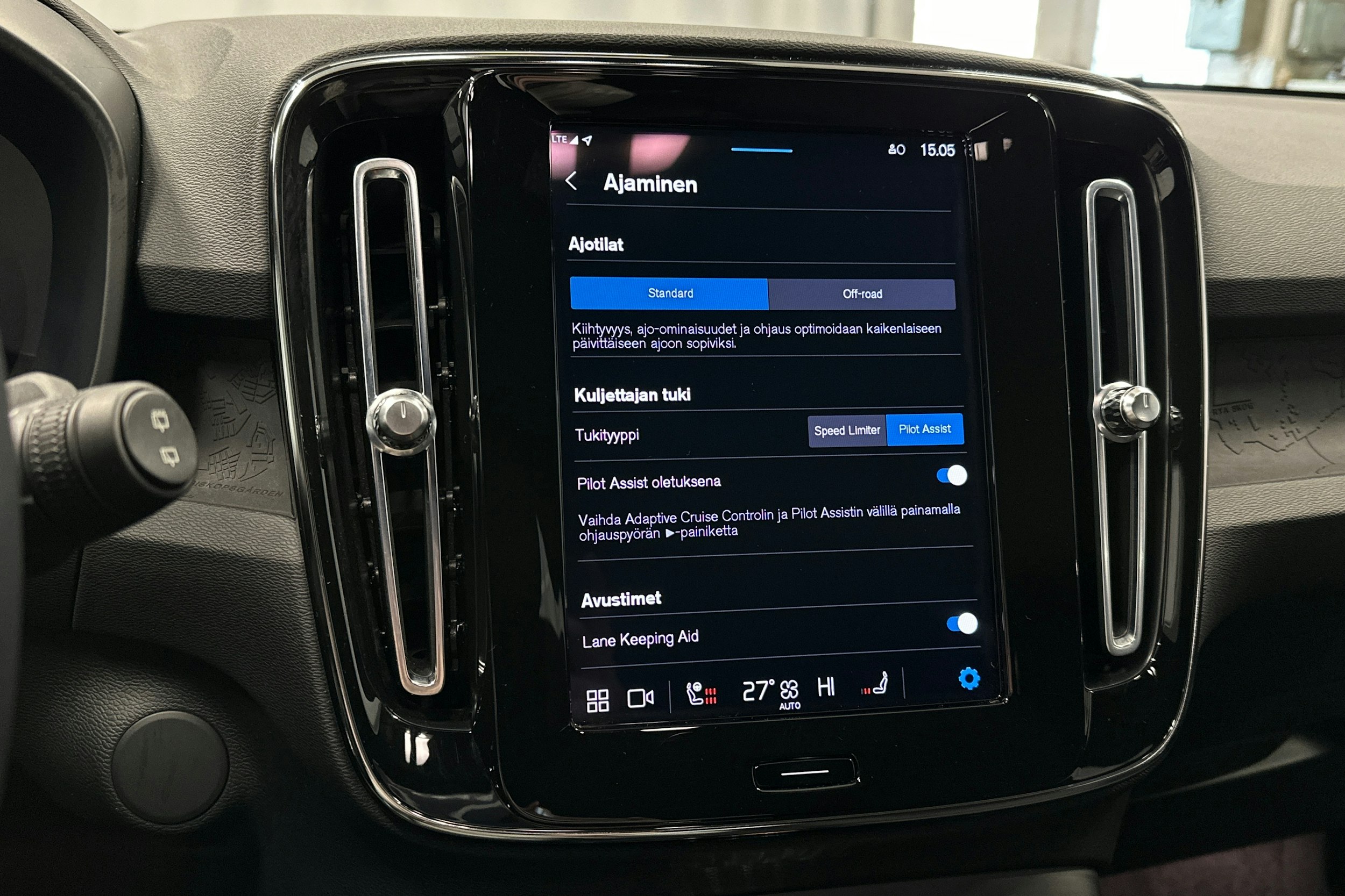 sininen Volvo XC40 2023 kuva 24.