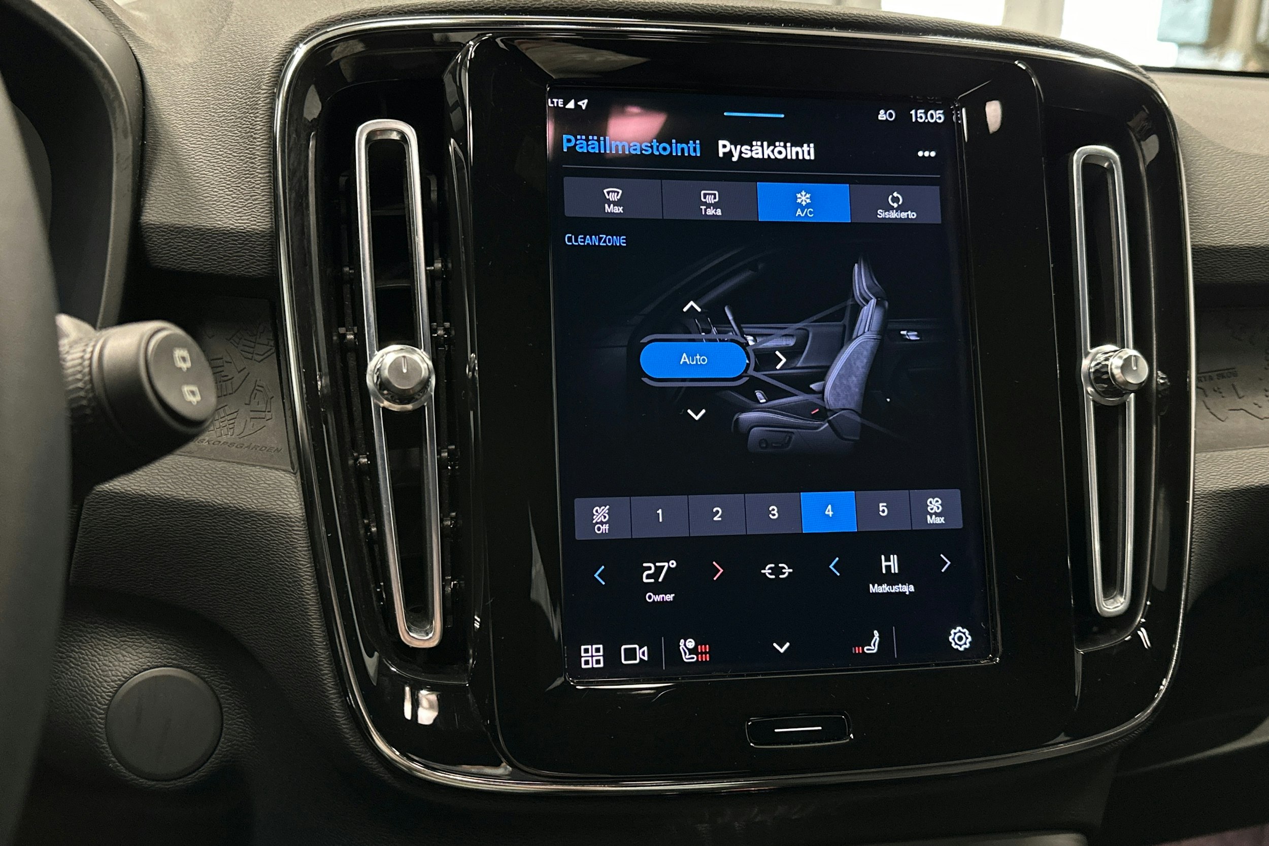 sininen Volvo XC40 2023 kuva 26.