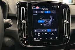 sininen Volvo XC40 2023 kuva 26.