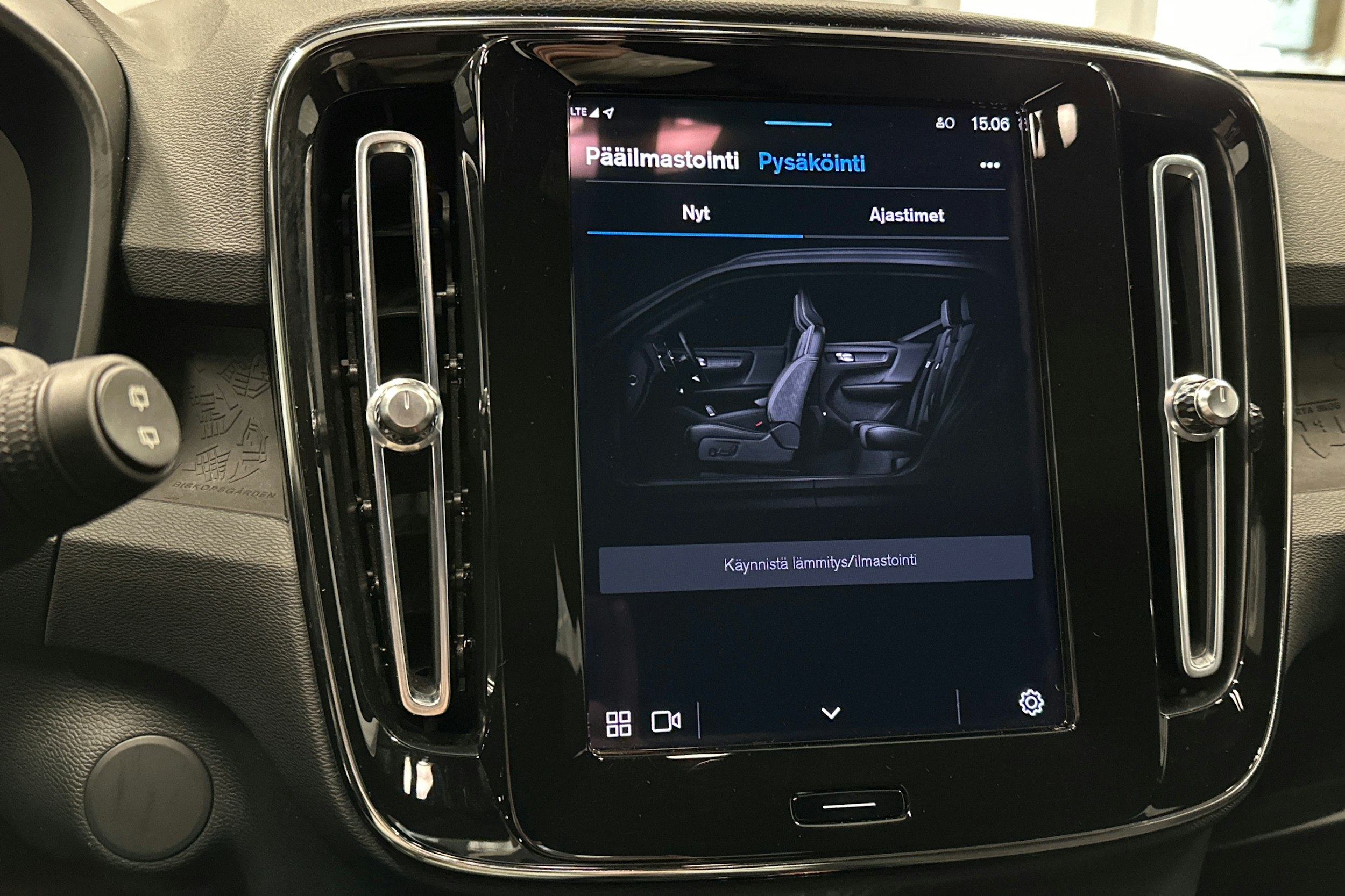 sininen Volvo XC40 2023 kuva 27.