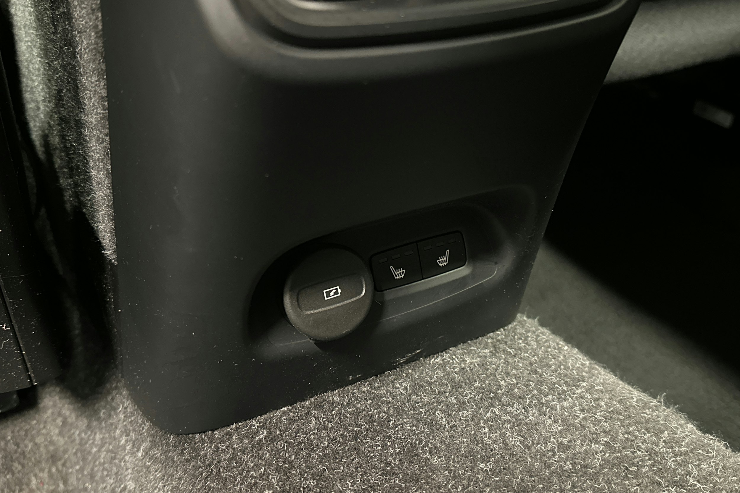 sininen Volvo XC40 2023 kuva 31.