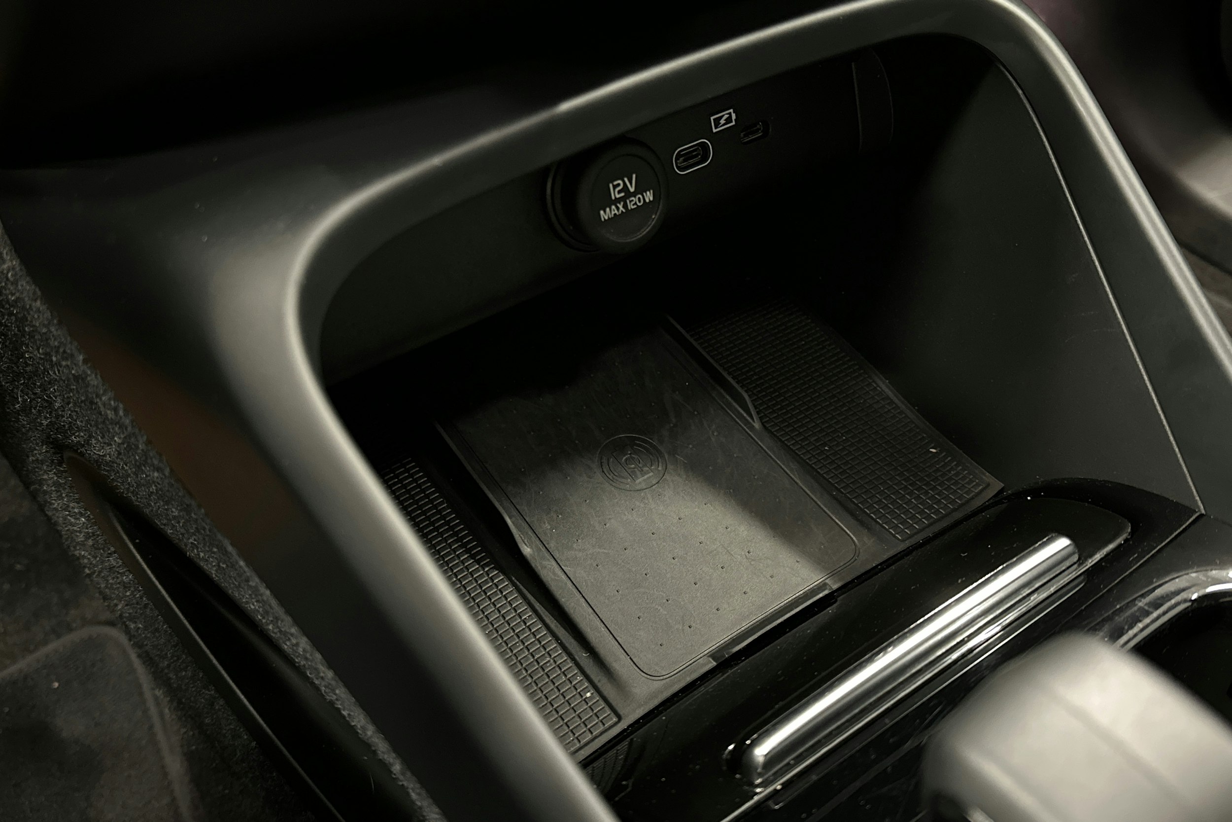 sininen Volvo XC40 2023 kuva 33.