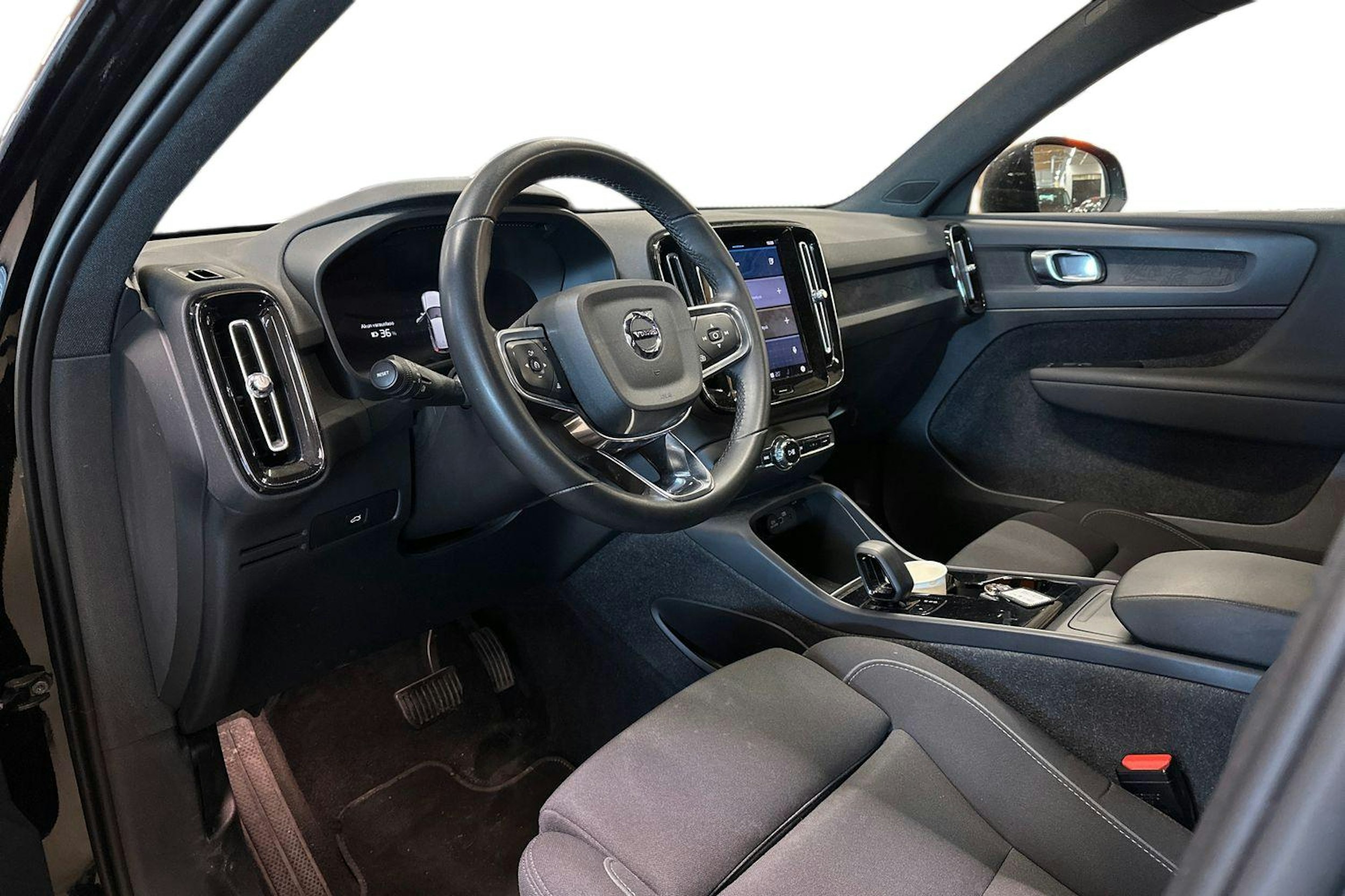 musta Volvo XC40 2023 kuva 3.