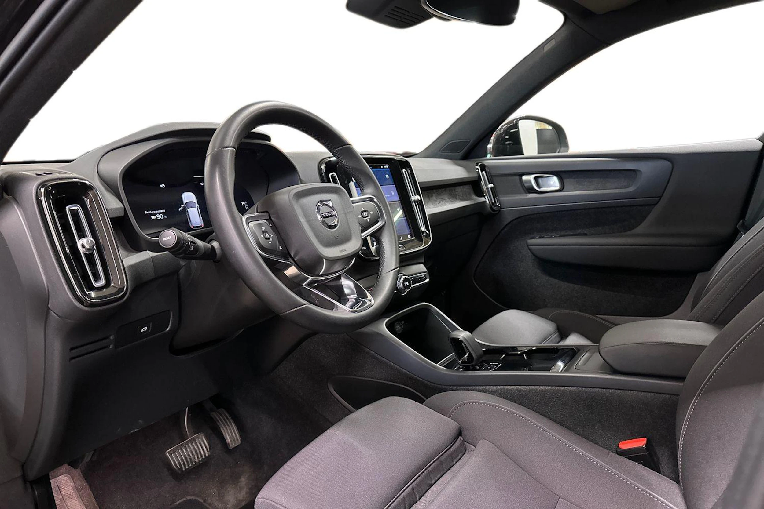 musta Volvo XC40 2023 kuva 6.