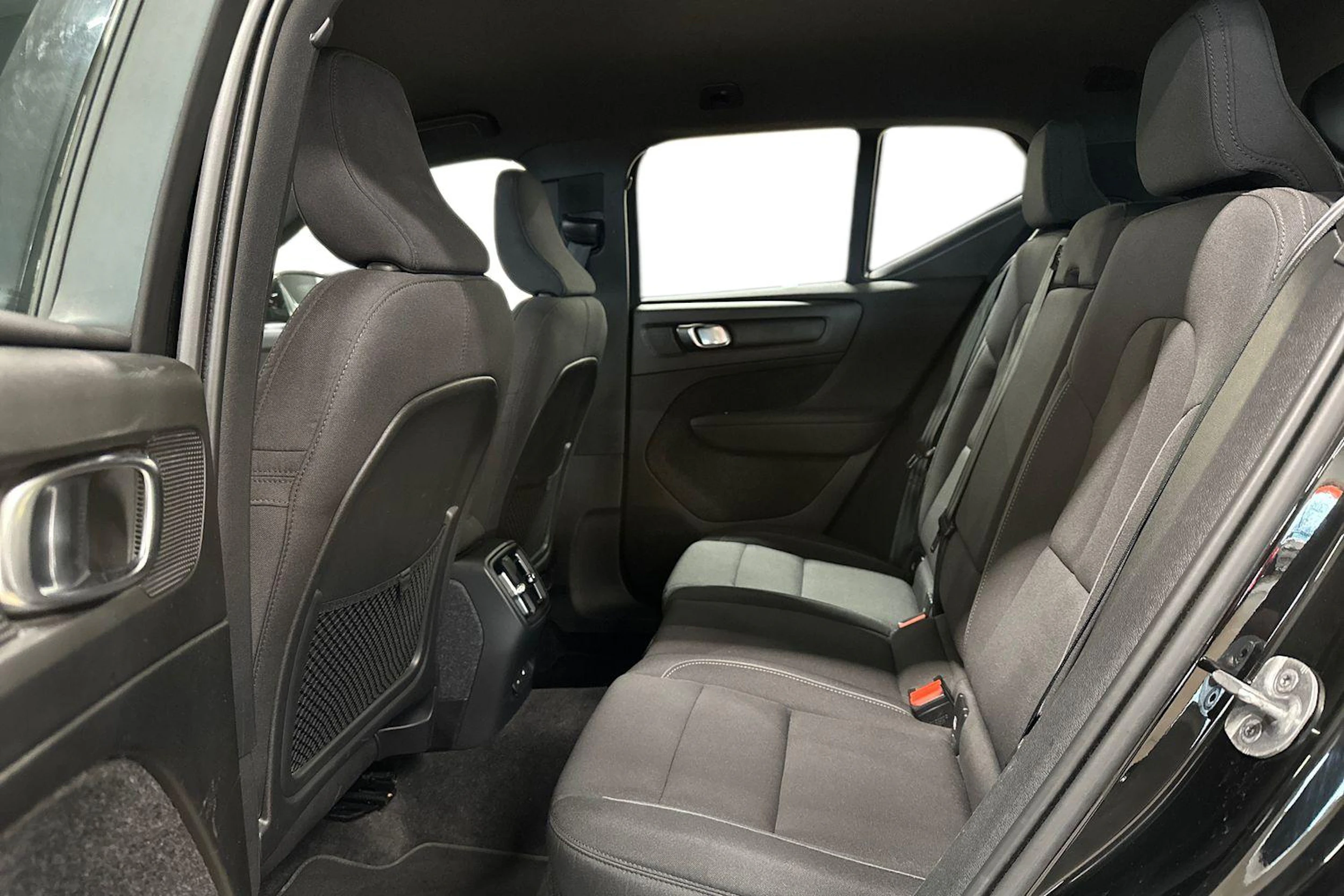 musta Volvo XC40 2023 kuva 8.