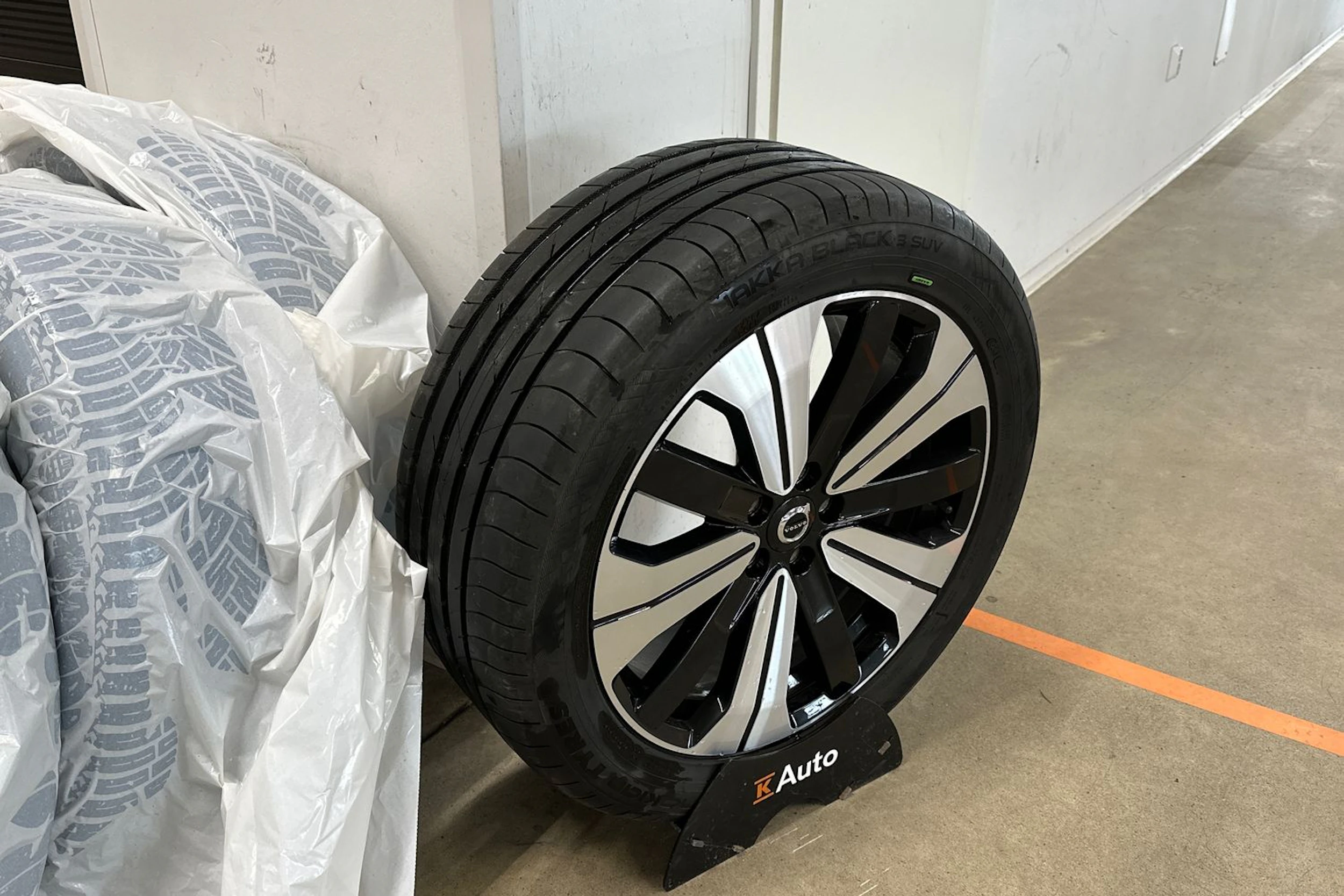 musta Volvo XC40 2023 kuva 10.