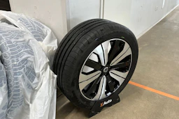 musta Volvo XC40 2023 kuva 10.