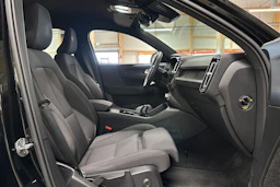 musta Volvo XC40 2023 kuva 11.