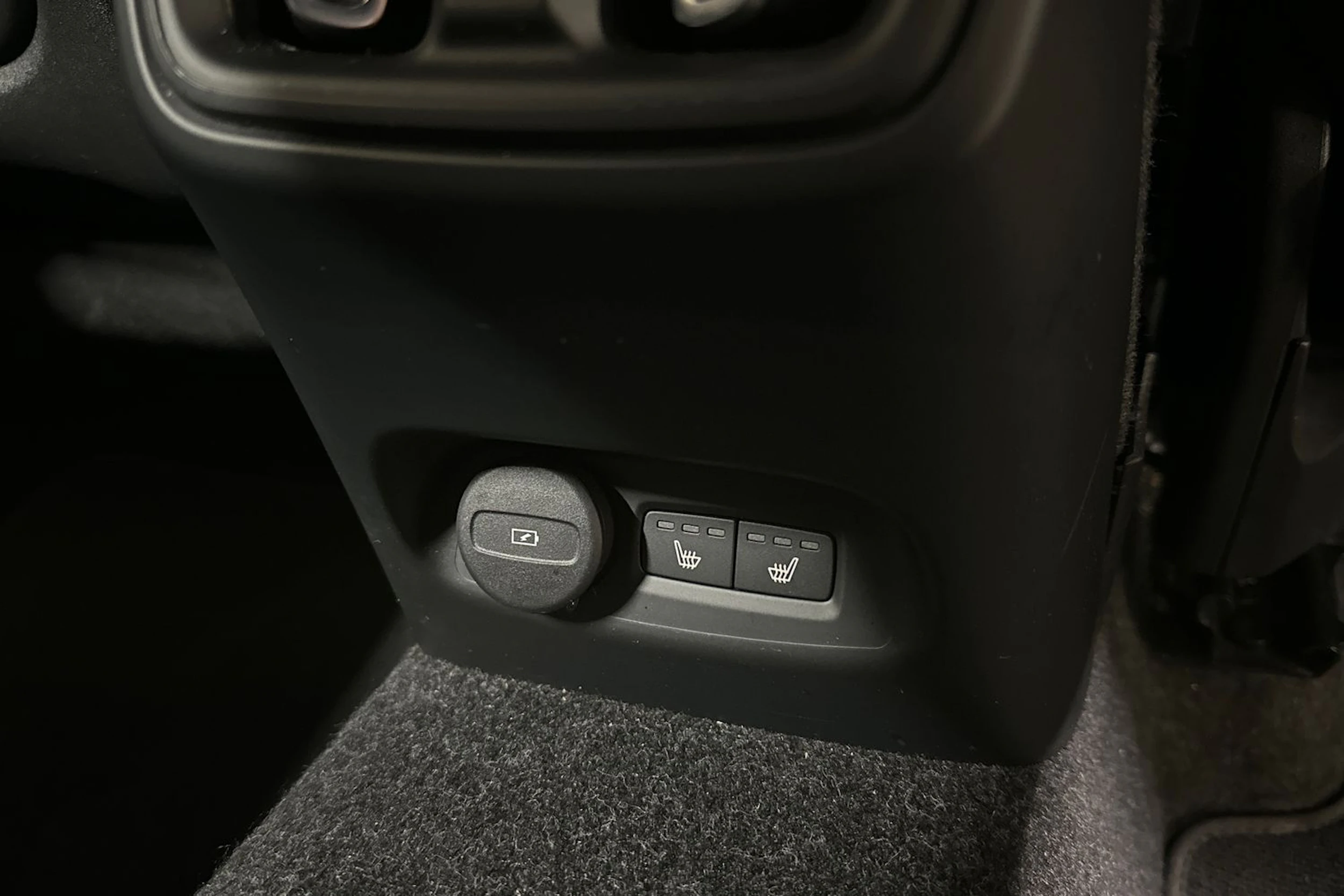 musta Volvo XC40 2023 kuva 12.