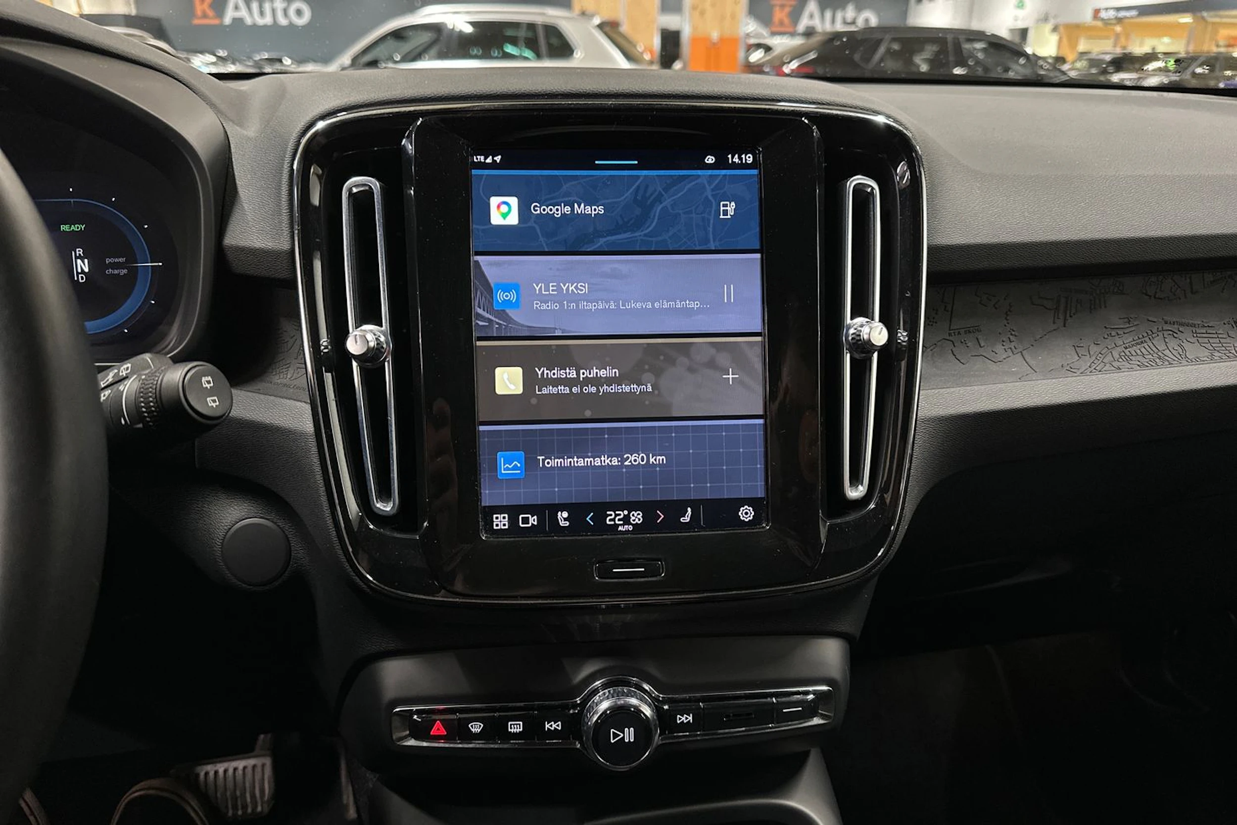 musta Volvo XC40 2023 kuva 16.