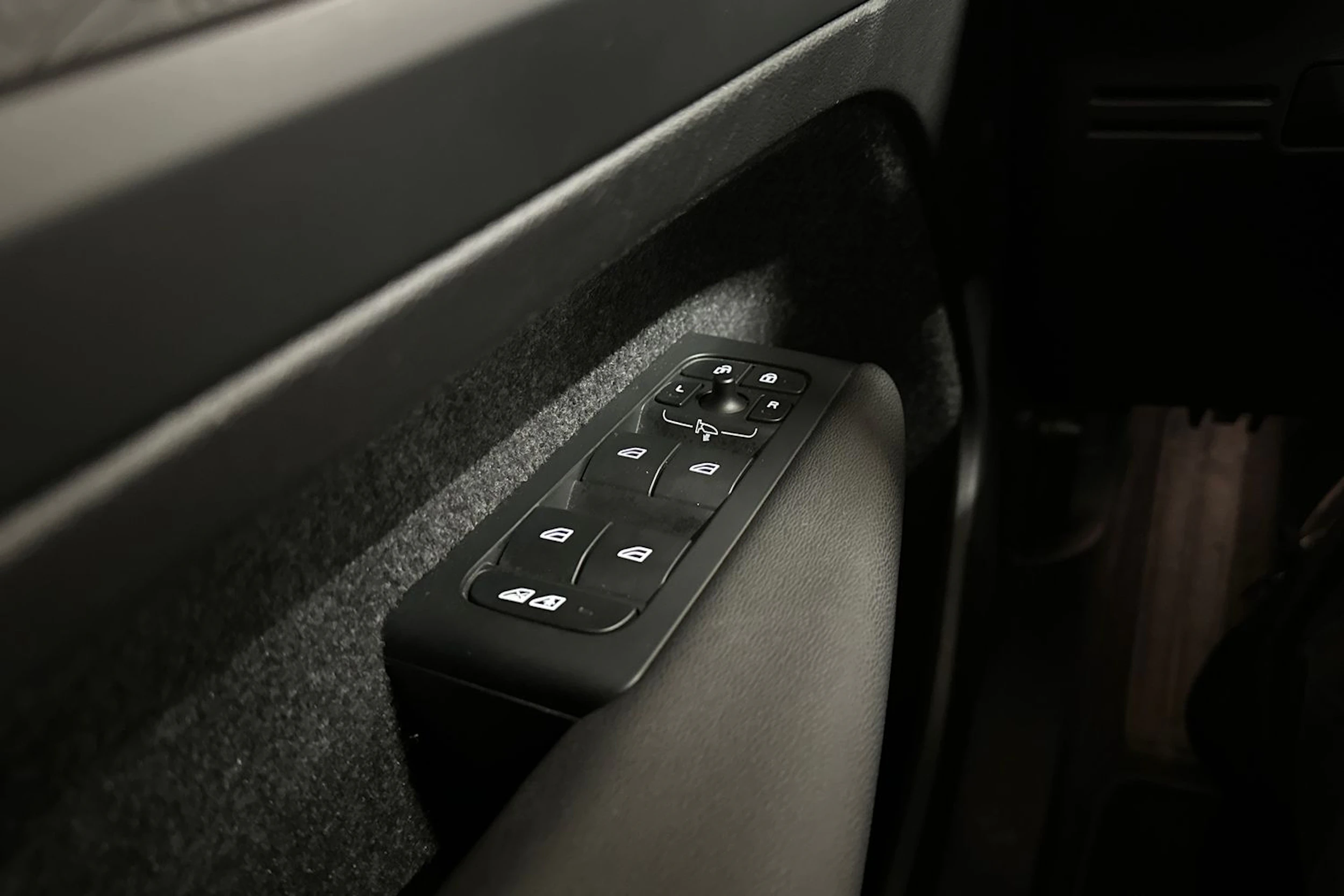 musta Volvo XC40 2023 kuva 20.