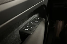 musta Volvo XC40 2023 kuva 20.