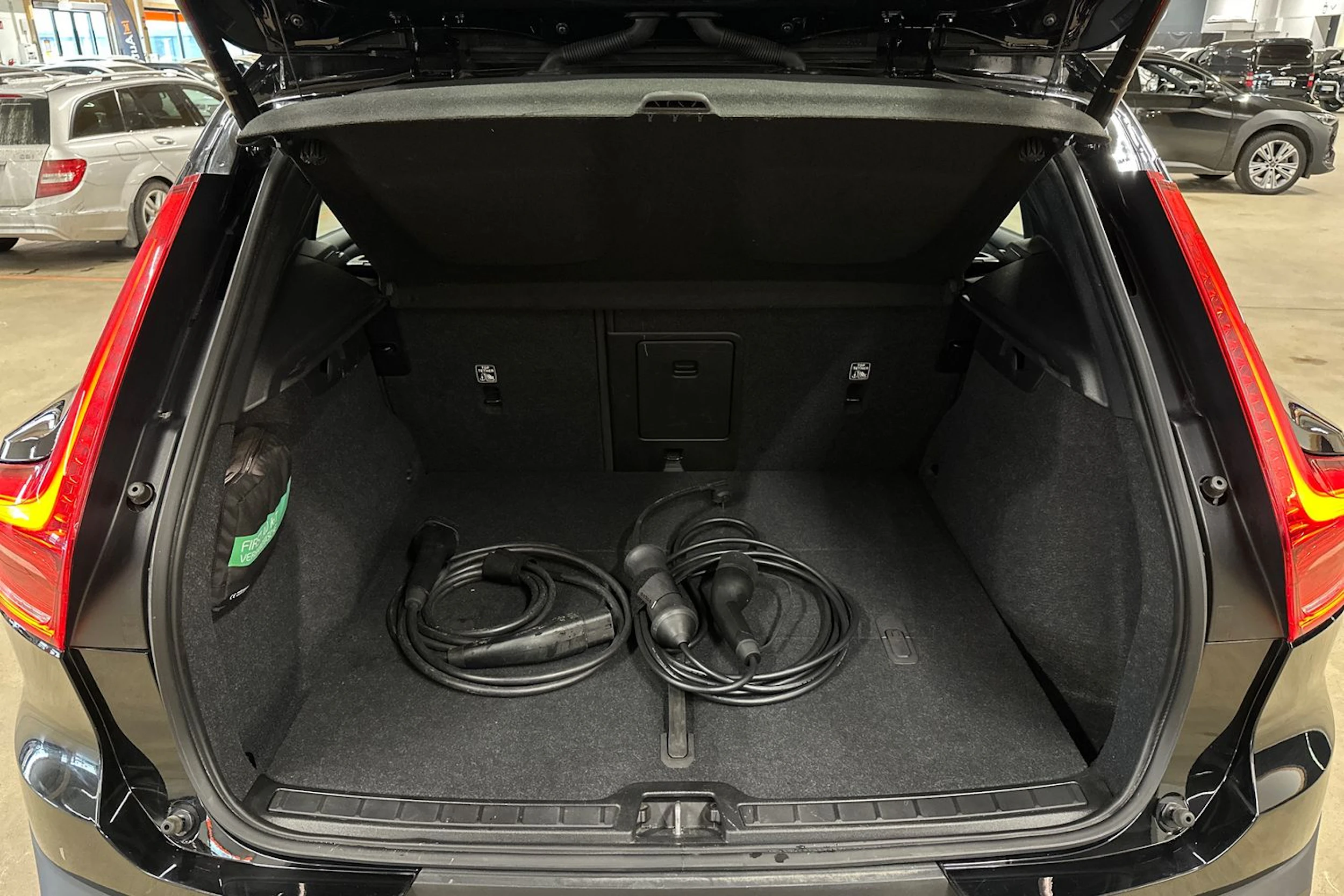 musta Volvo XC40 2023 kuva 21.