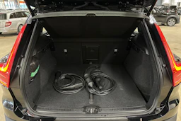 musta Volvo XC40 2023 kuva 21.